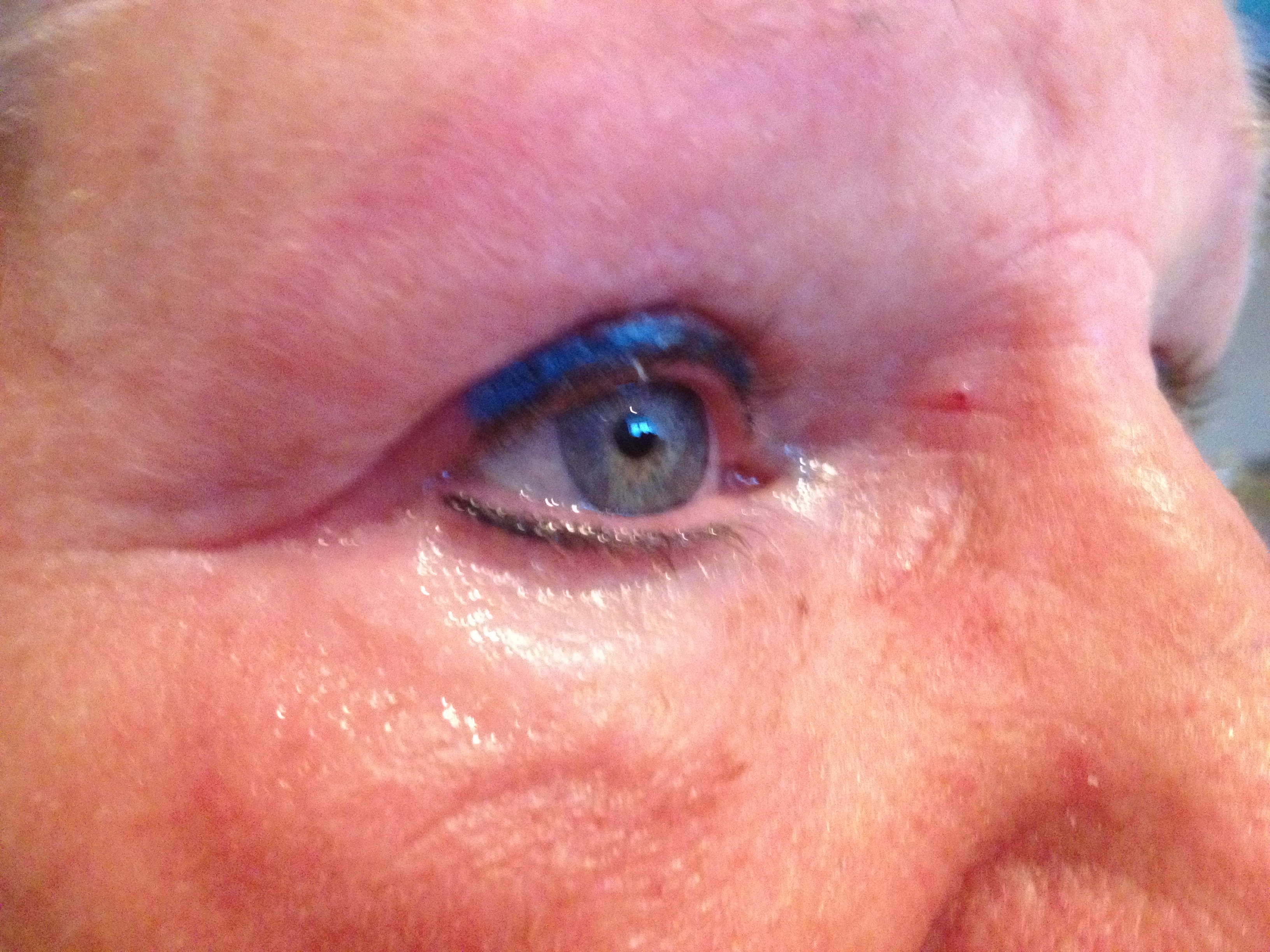 Eyeliner boven & onder + een blauw gekleurd lijntje boven